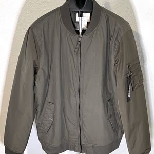 Bomber jacket with zíper utility pocket on left sleeve